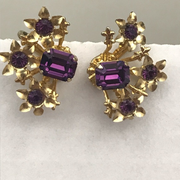 Coro Jewelry - Beautiful vintage Coro screw back earrings.
